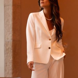 Blazer branco clássico cintado com botões metálicos